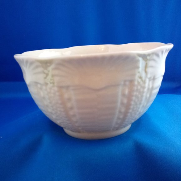 Belleek small bone china bowl shell pattern - Picture 5 of 7